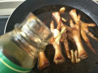9、#咸味#绝味鸡爪,加入适量的耗油和五香粉。