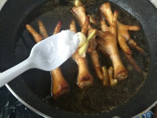 10、#咸味#绝味鸡爪,根据个人口味加入一点盐。