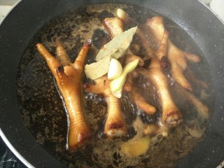 11、#咸味#绝味鸡爪,加入香叶和八角