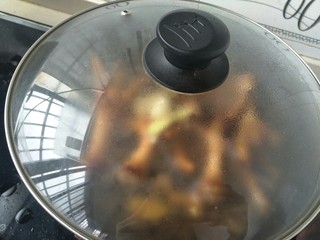 12、#咸味#绝味鸡爪,盖上锅盖，大火烧开，小火闷25分钟左右。