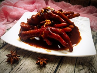 14、#咸味#绝味鸡爪,出锅之后撒上一点剁碎的蒜瓣，然后淋上汤汁即可????