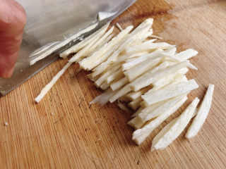 3、茭白炒肉丝,切丝备用