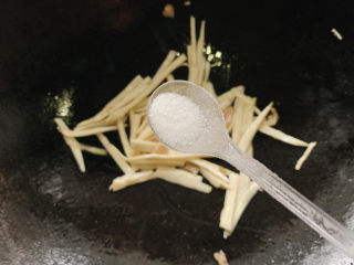 7、茭白炒肉丝,加适量盐翻炒均匀