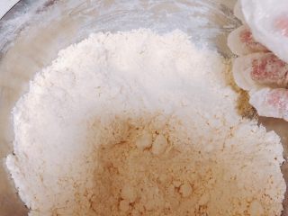 1、圣诞小屋,饼干底的黄油减量，只用了100克，因为饼底太酥容易碎。没有打发黄油，用了捏酥的方法。黄油室温软化，加入面粉，揉捏，使二者充分结合。混合之后加入糖粉、鸡蛋、水、可可粉，揉匀