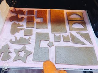 2、圣诞小屋,面揉匀，擀薄，用模具刻出图案。入烤炉烤熟待用。