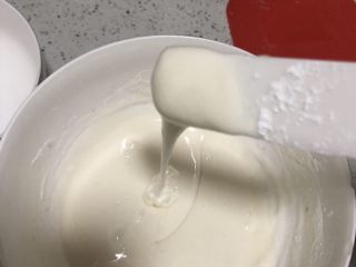 3、圣诞小屋,蛋白粉过筛，加入水，拌至无颗粒状态，加入糖粉、水怡，成品提起后可顺畅滑落即可。