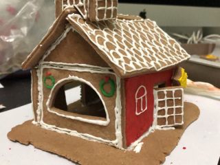 4、圣诞小屋,在饼干上面画上喜欢的图案，用硬糖霜粘合在底座上即可。粘合用的糖霜要足够稠，填充一定要足。