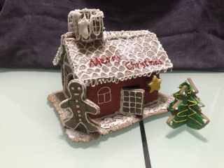 5、圣诞小屋,屋子做好之后，在屋檐和烟囱上拉丝，做出下雪后冰棱的感觉。我额外做了五角星和姜饼人装饰，立体饼干放在旁边装饰。