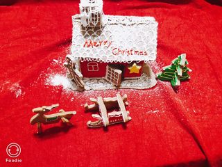 6、圣诞小屋,这只驯鹿在滑滑的玻璃桌面上实难立起来，只好放在布上面。糖粉从上面撒下来，造成下雪的感觉即可