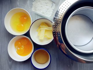1、蜂蜜流心凹蛋糕,1.准备好各种食材