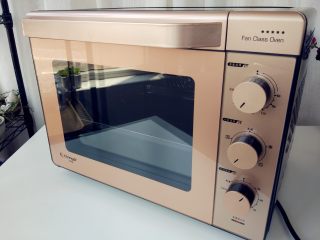 2、蜂蜜流心凹蛋糕,预热长帝烤箱，180度焙旋风模式，10分钟