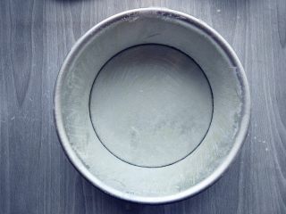 3、蜂蜜流心凹蛋糕,.将6寸活底模涂油抹粉（黄油和低粉均为分量外）