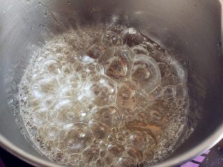 4、蜂蜜流心凹蛋糕,将蜂蜜在小锅中小火加热