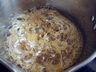 5、蜂蜜流心凹蛋糕,至出现小泡后，再加热2分钟出现焦糖色，离火