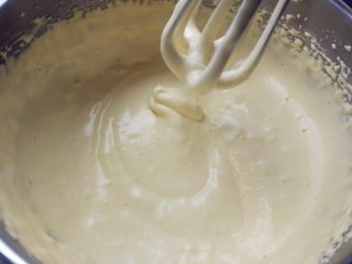 7、蜂蜜流心凹蛋糕,7.将蜂蜜缓缓倒入鸡蛋中，继续打发