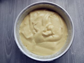 9、蜂蜜流心凹蛋糕,倒入6寸蛋糕模中，此时的蛋糕糊成丝带状