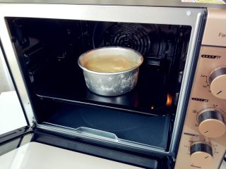 10、蜂蜜流心凹蛋糕,放入预热好的长帝烤箱中层，180度烘烤10-12分钟。如果喜欢蛋糕体比例多些，可烤13-14分钟