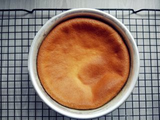 12、蜂蜜流心凹蛋糕,.晾凉到图片的状态就可以脱模了