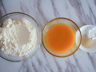 1、宝宝版香蕉馒头,准备好所需要的原料，我们要做两块面团，揉面团的方法是一样的