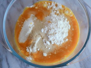 2、宝宝版香蕉馒头,先活南瓜面团，南瓜汁，面粉，酵母全部倒入盆中