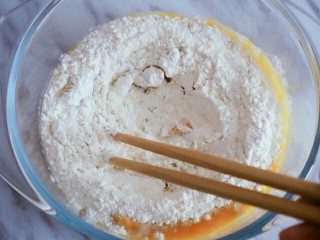 3、宝宝版香蕉馒头,用筷子进行搅拌