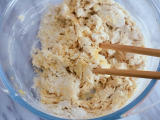 4、宝宝版香蕉馒头,搅拌后成絮状并没有太多干面粉