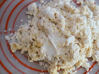 5、宝宝版香蕉馒头,这个时候我们把它倒出来