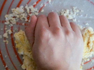 6、宝宝版香蕉馒头,用手揉面，揉制光滑即可，因为是造型馒头我们不需要醒发，直接做造型就可以