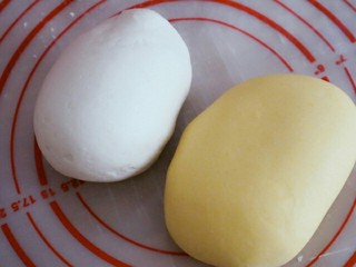 7、宝宝版香蕉馒头,这是活好的两块面团，表面必须光滑这样馒头才好看