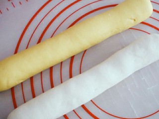 8、宝宝版香蕉馒头,将两块面团搓成条装，分成小块