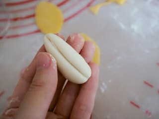 11、宝宝版香蕉馒头,用刀切下压出纹路