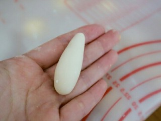 10、宝宝版香蕉馒头,将白色面团搓成圆柱形后上部搓尖一点