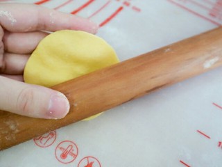 12、宝宝版香蕉馒头,将面球擀成圆形薄饼，就是饺子皮