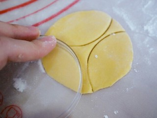 13、宝宝版香蕉馒头,找一个盒盖，按压成如图形状