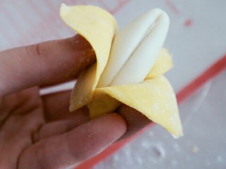 14、宝宝版香蕉馒头,将这片均匀的包裹起来就可以了，边角捏紧