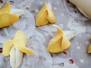 15、宝宝版香蕉馒头,上蒸锅，先小火开三分钟待十分钟后醒发差不多了开始转大火蒸12分钟