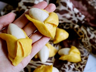 16、宝宝版香蕉馒头,关火后不要急着开锅，等五分钟在开以免遇到水蒸气瘪掉