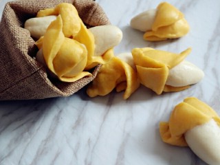 18、宝宝版香蕉馒头,很可爱的造型馒头，吃不了装袋以免干巴