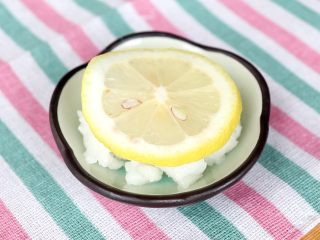 2、时蔬鳕鱼碎碎面,放上柠檬片腌制15min去腥