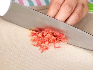 4、时蔬鳕鱼碎碎面,胡萝卜切碎