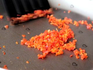 5、时蔬鳕鱼碎碎面,翻炒几下胡萝卜碎