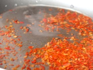 6、时蔬鳕鱼碎碎面,加适量清水