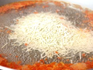 7、时蔬鳕鱼碎碎面,待水沸腾时，倒入碎碎面，煮至面软烂