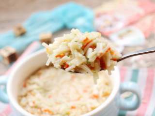 8、时蔬鳕鱼碎碎面,添加鳕鱼前要确保宝宝不会过敏，切得时候检查一下有没有残留的小刺。