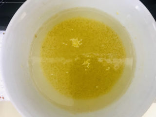 1、南瓜浓汤,小米提前浸泡一个小时