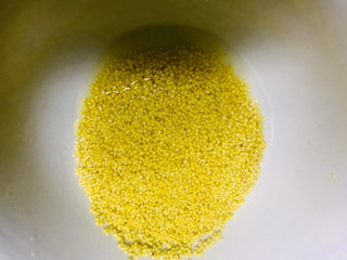 6、南瓜浓汤,浸泡好的小米再用清水冲洗一下