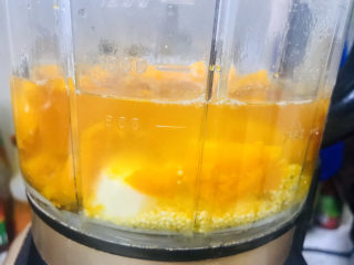 8、南瓜浓汤,倒入900毫升清水（最好是纯净水或者矿泉水）