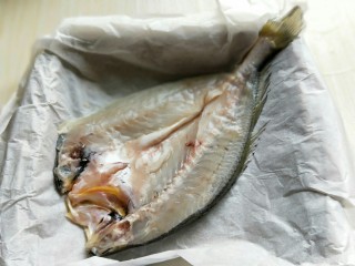 3、孜然烤鱼,将鱼身朝下。