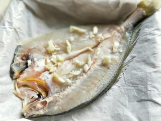 4、孜然烤鱼,放入切碎的蒜。