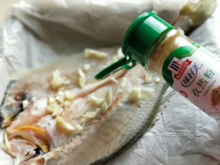 5、孜然烤鱼,加入孜然粉。